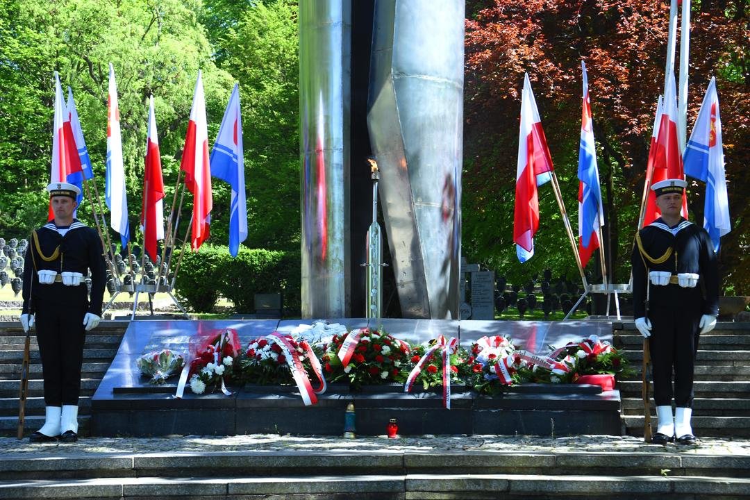 Mieszkańcy Gdyni i samorządowcy uczcili dzisiaj rocznicę zakończenia II wojny światowej w Europie. Uroczystości odbyły się na Cmentarzu Obrońców Wybrzeża w Redłowie. // fot. Jan Ziarnicki