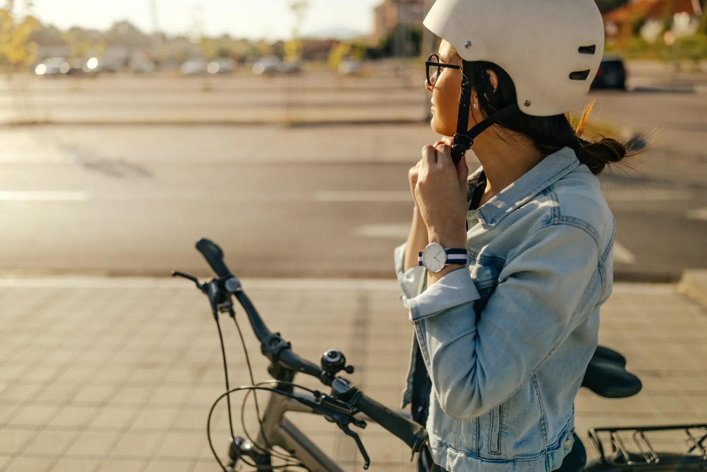 rowerzystka w kasku // źródło Gdyńskie Centrum Sportu