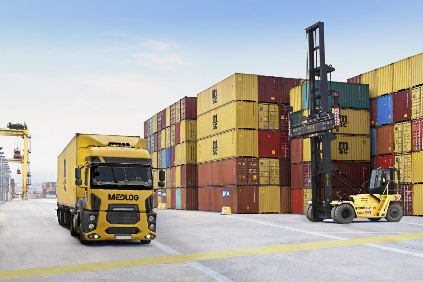 Załadunek kontenera MSC na samochód Medlog. Źródło: MSC Poland