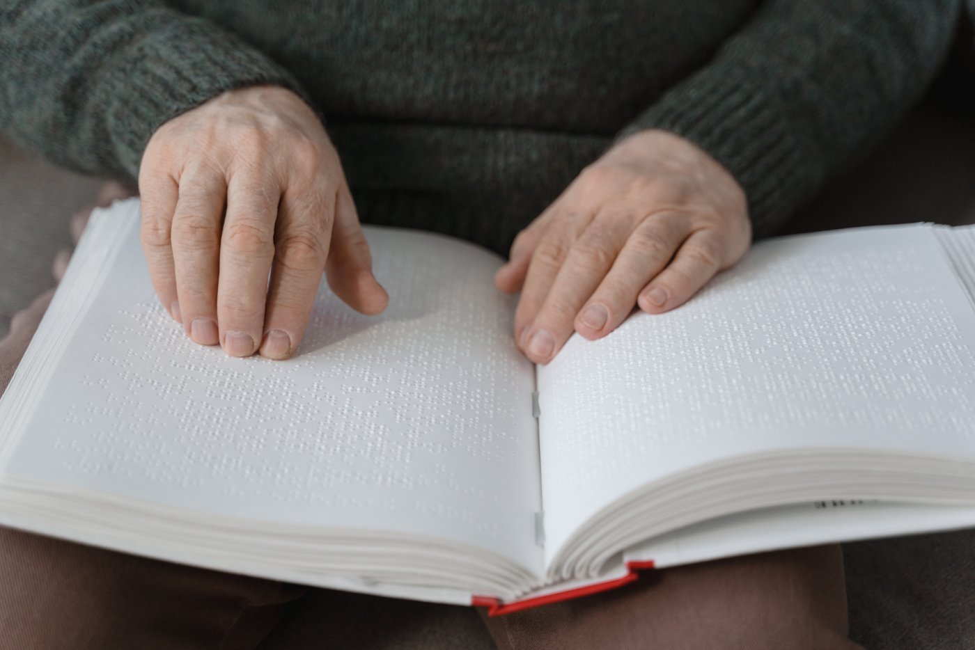 Książka w alfabecie Braille'a. Fot. Tima Miroshnichenko / pexels.com