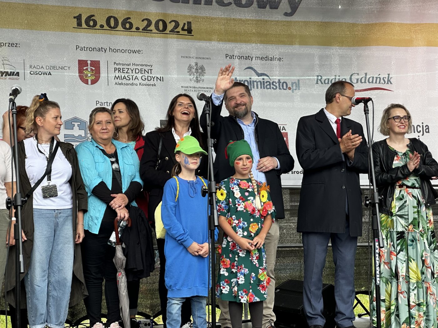 Święto Ulicy Chylońskiej. Na zdj. m.in. wicewojewoda pomorski Emil Rojek, Tadeusz Szemiot, przewodniczący Rady Miasta Gdyni i jej wiceprzewodnicząca, Mariola Śrubarczyk-Cichowska. Fot. Dominika Sobiech
