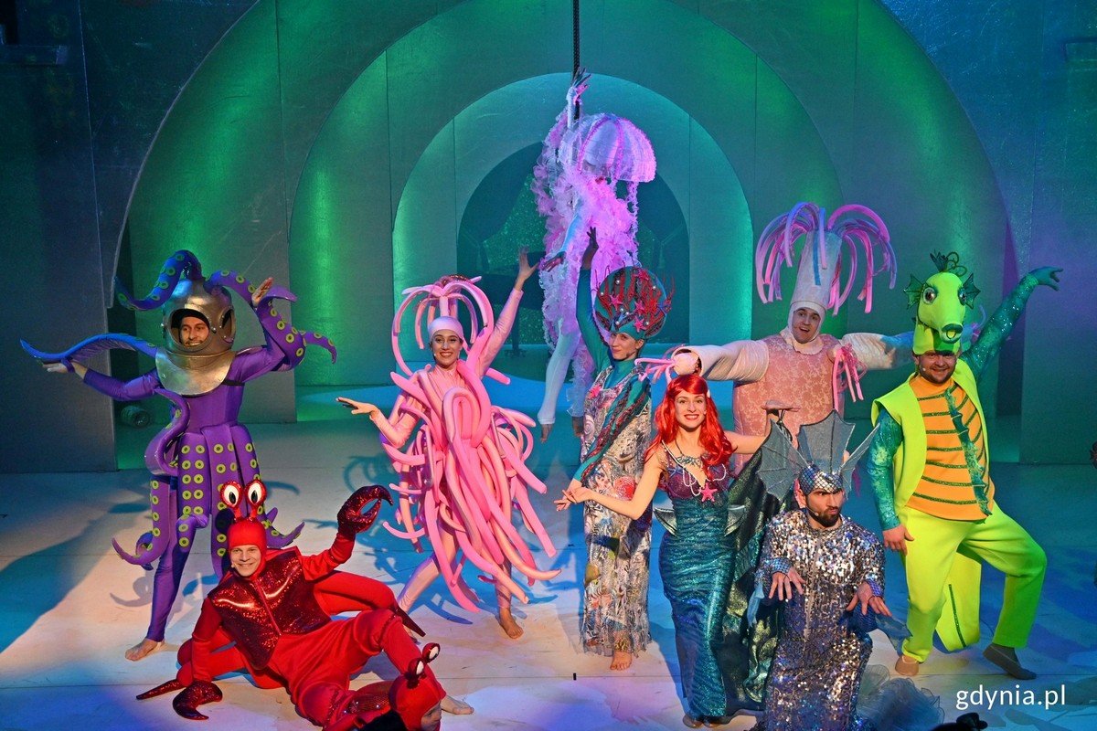 W Teatrze Muzycznym w Gdyni trwają ostatnie przygotowania do prapremiery koncertu „Pan Disney zaprasza”. Artyści odtwarzający scenę z „Małej syrenki” // fot. Magdalena Czernek