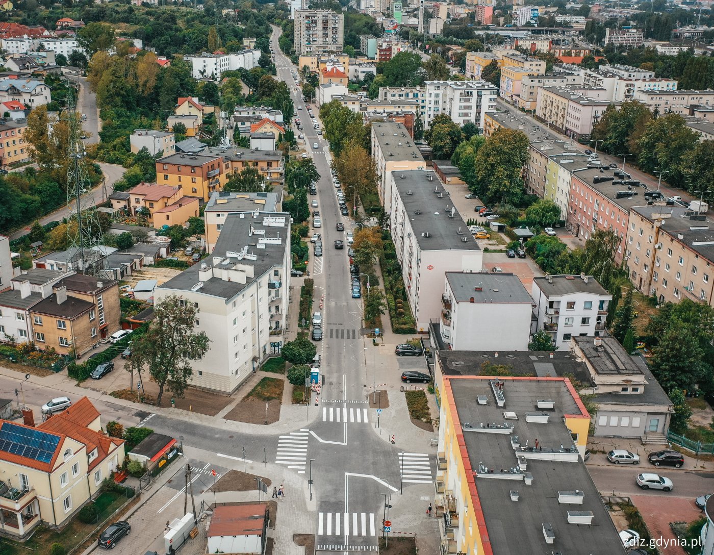 widok z lotu ptaka na ulicę przeznaczoną do remontu, widoczna nawierzchnia, w tle zieleń i budynki
