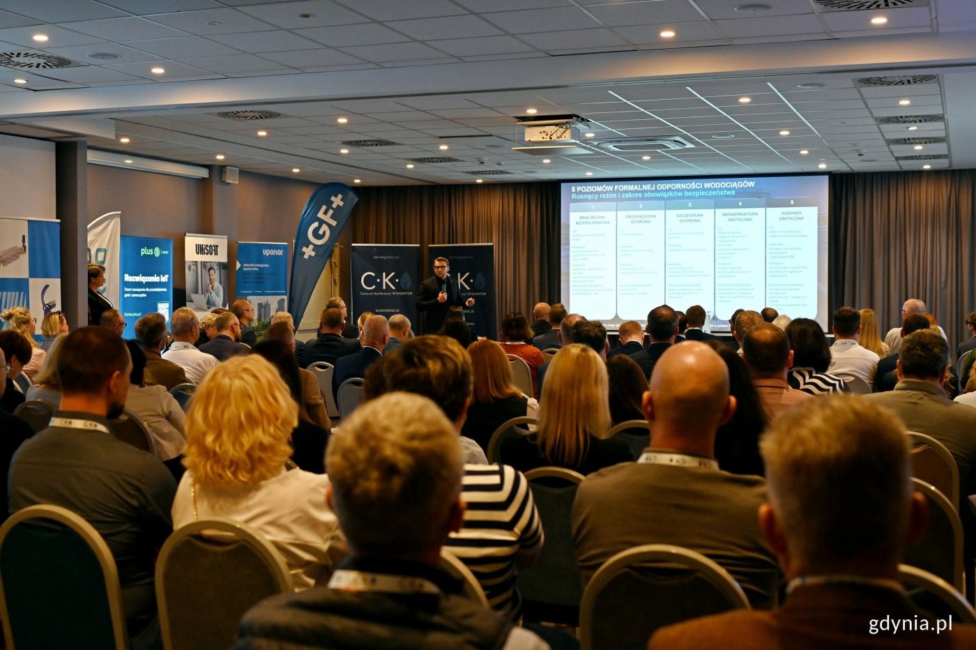 Mjr dr hab. inż. Jarosław Stelmach z Safety Project wygłosił wykład otwierający III Konferencję „Branża wodno-kanalizacyjna – Ochrona i bezpieczeństwo infrastruktury krytycznej. Reagowanie w sytuacjach kryzysowych” (fot. Magdalena Czernek)