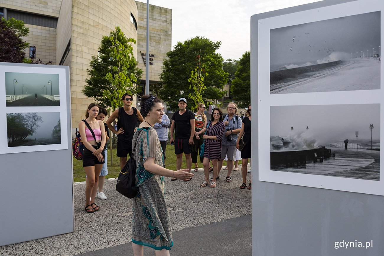 Małgorzata Szura Piwnik oprowadza po wystawie swoich fotografii pt. 