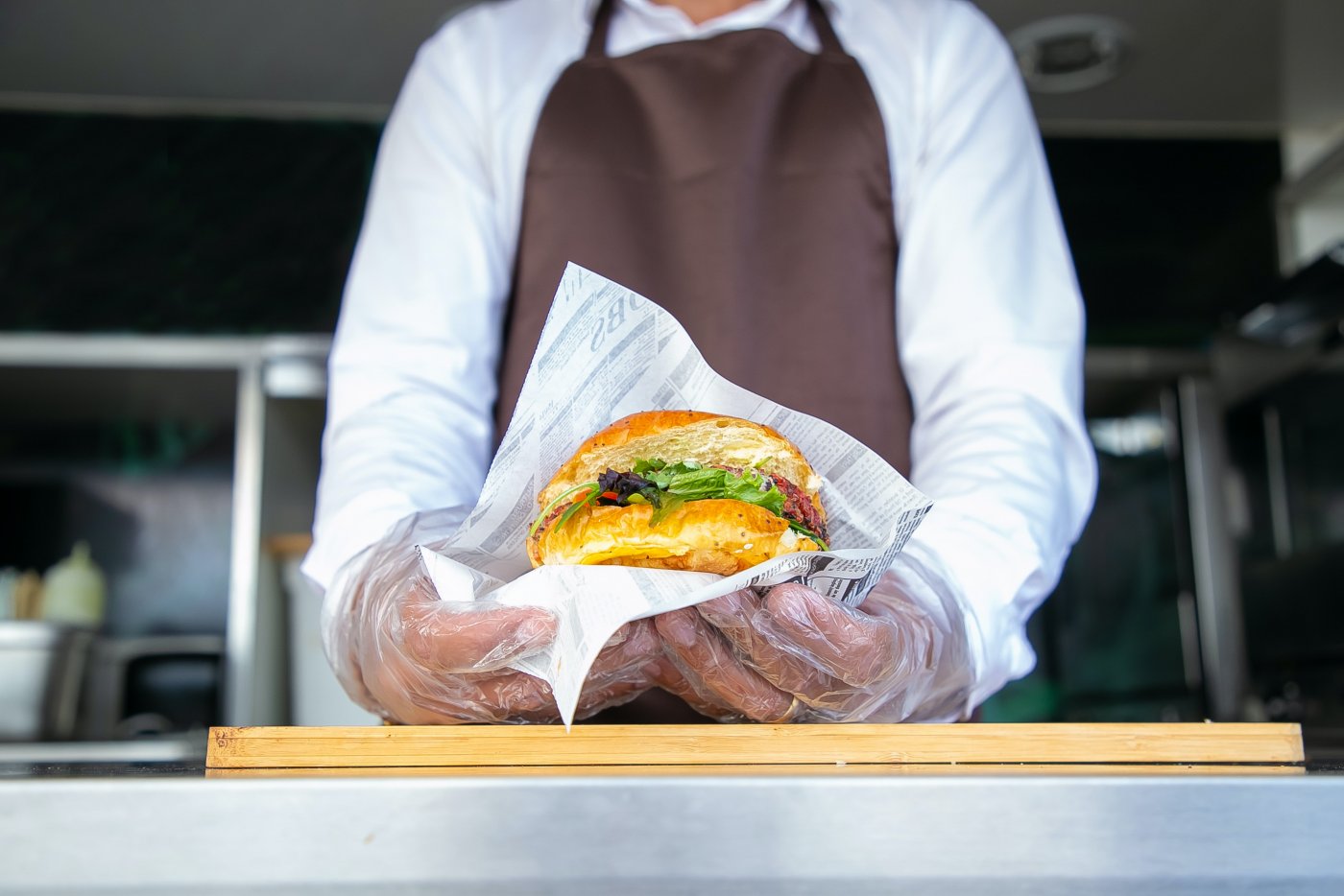 Food trucki to mobilne restauracje popularne szczególnie latem, gdy pozwalają zjeść coś pod przysłowiową chmurką, zdj. ilustracyjne / Pexels