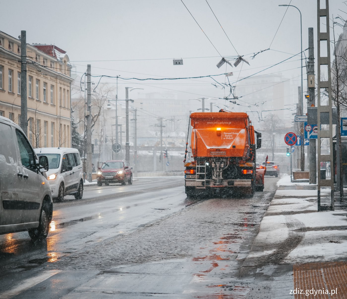 akcja zima na drogach, pojazd do odśnieżania na jezdni, ruch uliczny