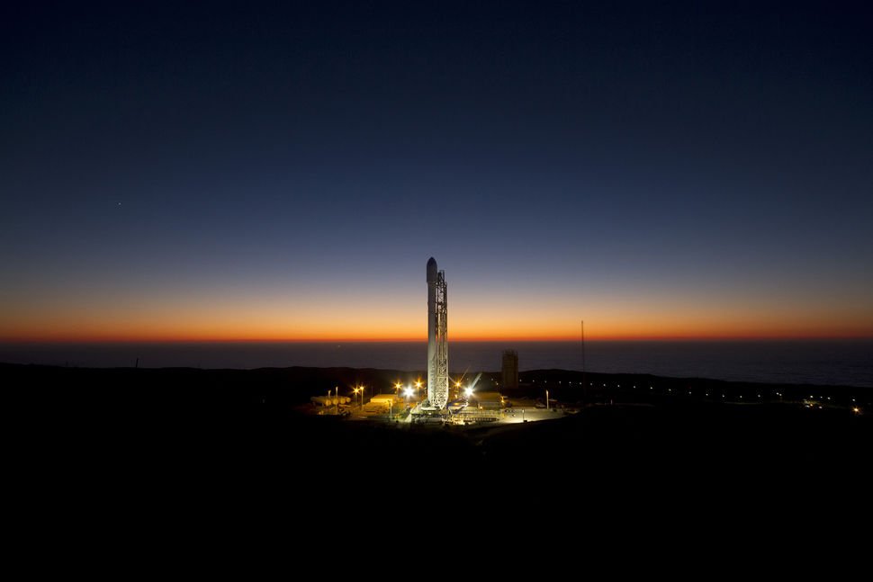 Rakieta Falcon Heavy zostanie wystrzelona dzisiaj wieczorem. Relację na żywo pokażą w PPNT.  Fot. SpaceX