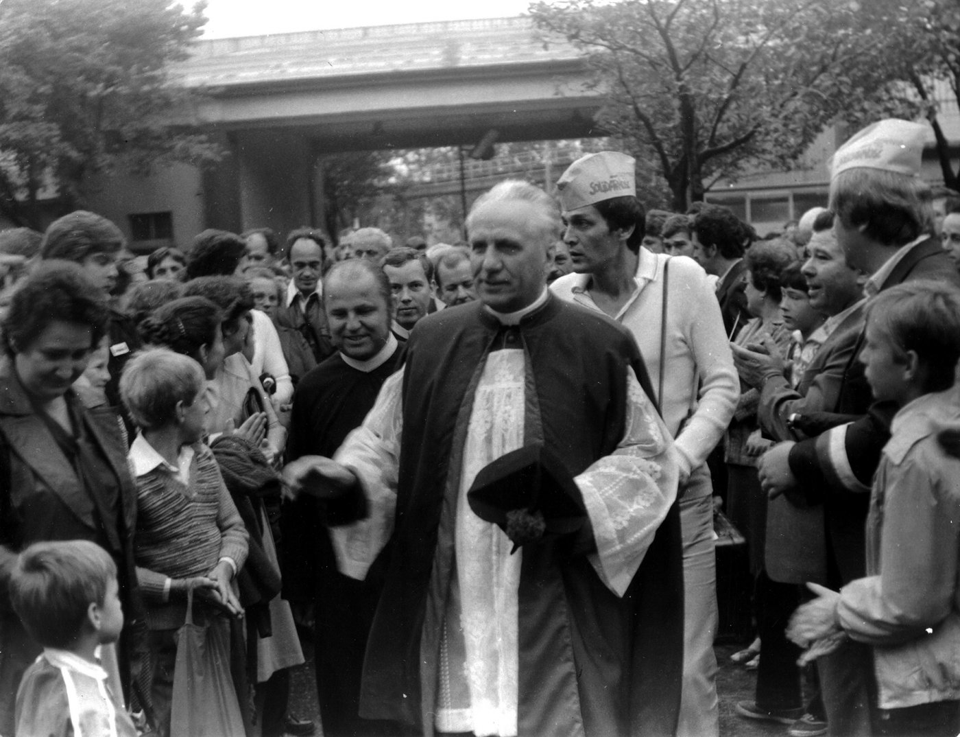 na zdjęciu kapłan wśród strajkujących