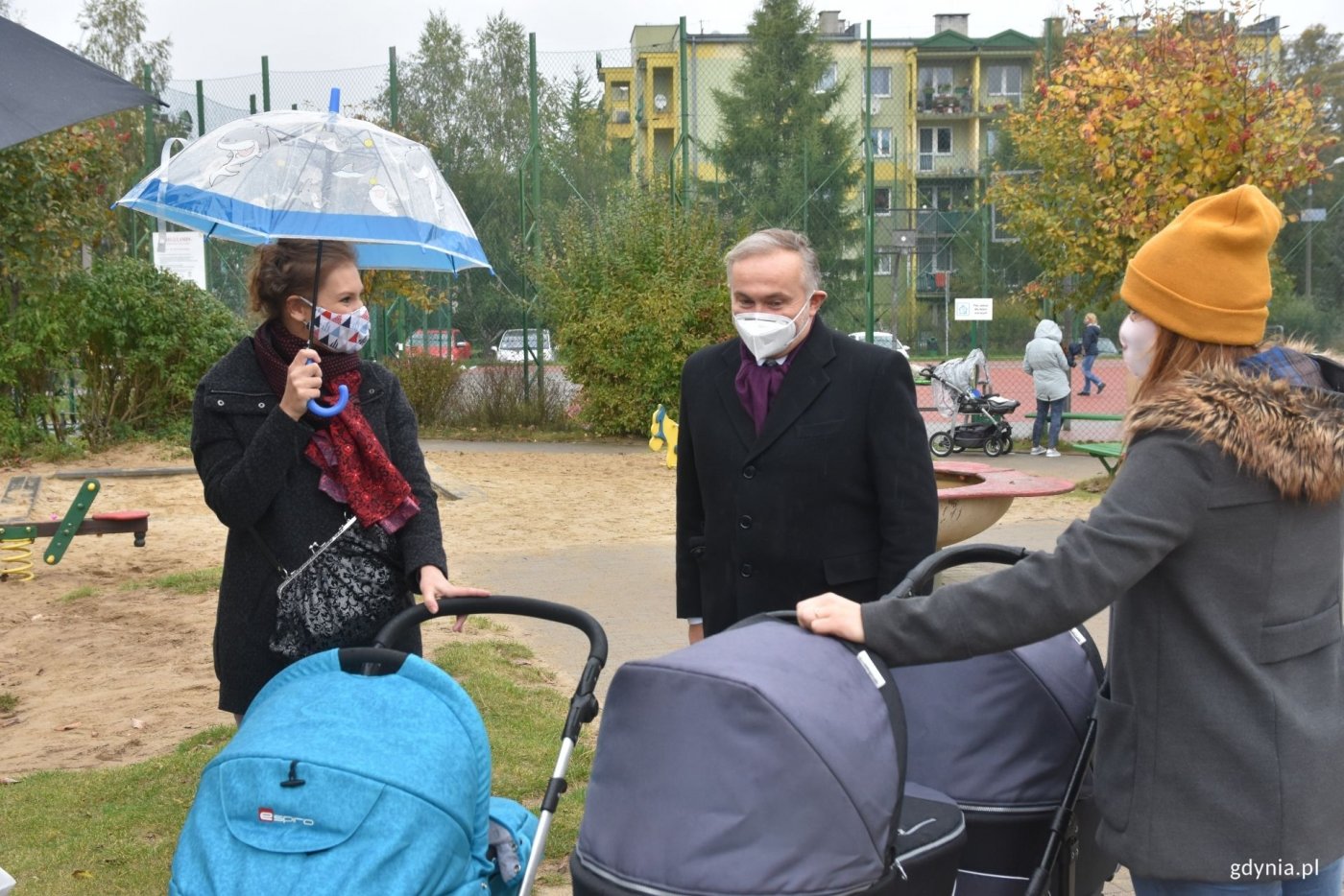 Prezydent Wojciech Szczurek z wizytą u gdyńskich trojaczków. Spotkanie odbyło się 21 października na placu zabaw na Fikakowie. Pierwsza od lewej stoi młoda mama - Anna Borkowska, fot. Magda Śliżewska