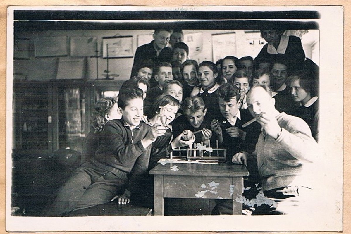 Klasa VII a na lekcji chemi z panem Wierzbickim w gabinecie fizycznym, Czerwiec 1959 roku (fot. archiwum SP nr 17)
