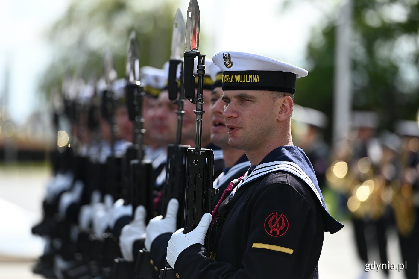 Zdjęcie archiwalne. Kompania Reprezentacyjna Marynarki Wojennej podczas obchodów Międzynarodowego Dnia Uczestników Misji Pokojowych ONZ oraz Dnia Weterana Działań poza Granicami Państwa w 2022 roku (fot. Michał Puszczewicz)