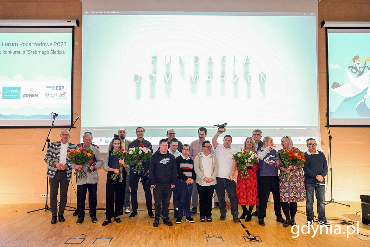 Wzruszające chwile podczas Gdyńskiego Forum Pozarządowego. Fundacja Dom Marzeń z nagrodą Wieloryba Pozarządowego. Fot. Mirosław Pieślak