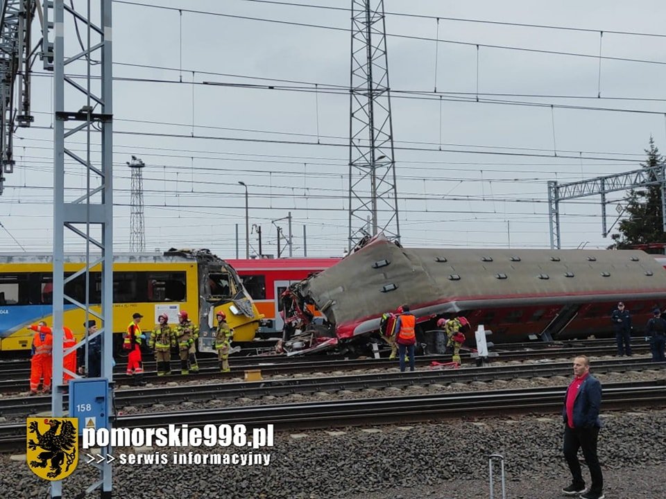 Katastrofa kolejowa w Gdyni. Są ranni, ruch pociągów dalekobieżnych odbywa się po torach SKM. Fot. Pomorskie 998/Facebook