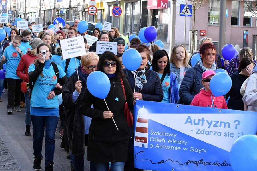 Gdynianie w corocznym Marszu z okazji Światowego Dnia Wiedzy o Autyzmie. Kolor niebieski jest znakiem solidarności z osobami dotkniętymi autyzmem, fot. M. Puszczewicz 