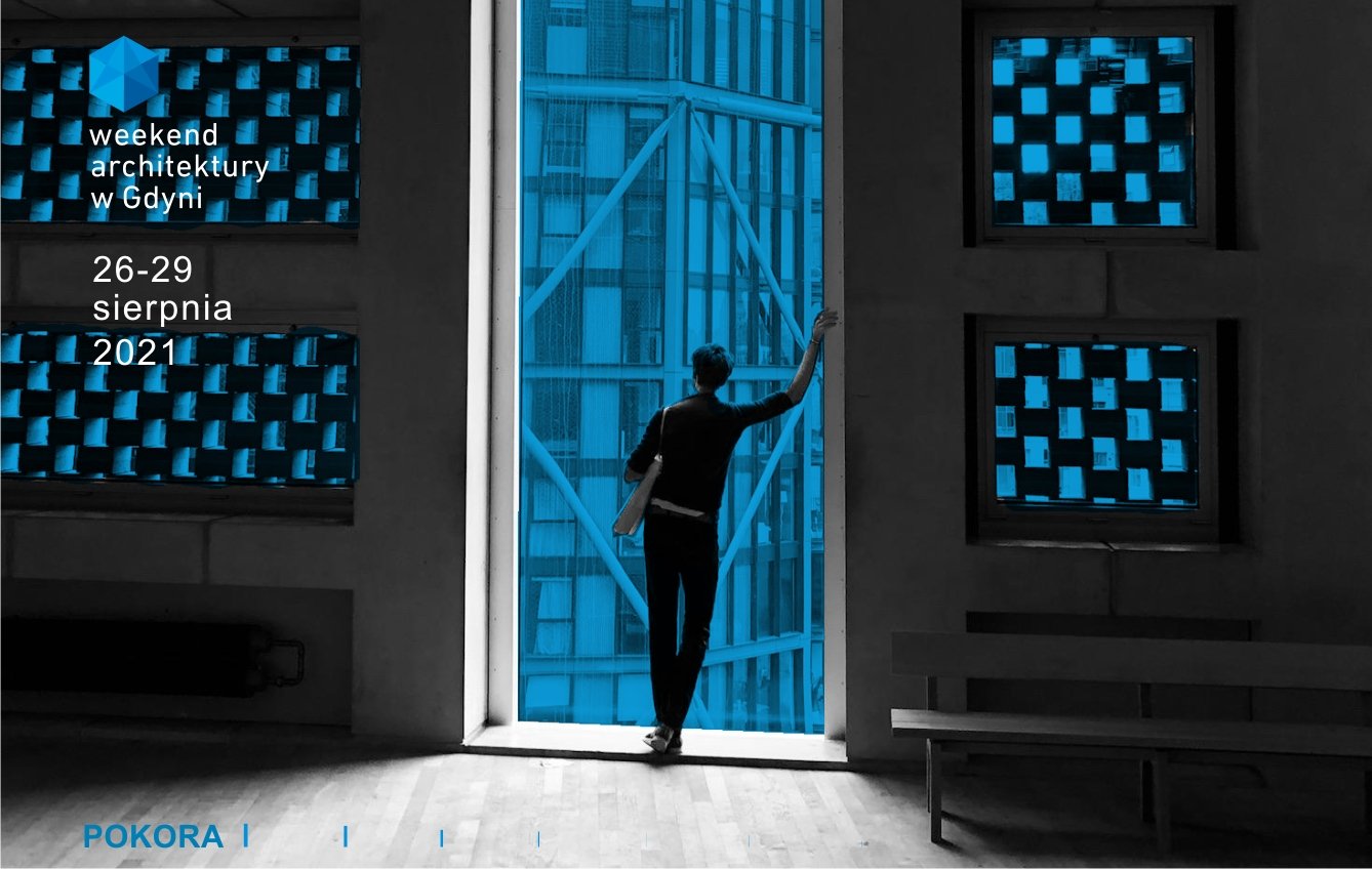 Grafika promująca Weekend Architektury 2021. Pomieszczenie i postać stojąca przez wysokim, wąskim oknem w kolorze niebieskim. W tle, za oknem widoczna nowoczesna elewacja budynku.