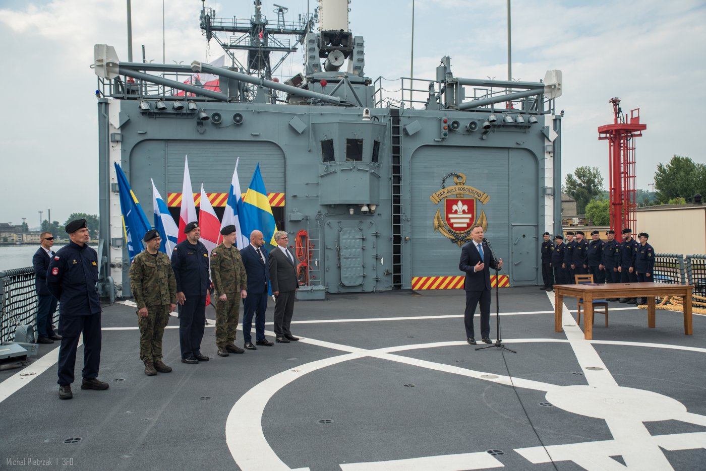 Prezydent RP Andrzej Duda podpisał na pokładzie ORP Kościuszko ustawy ws. ratyfikacji akcesji Szwecji i Finlandii do NATO. Fot. bsmt Michał Pietrzak 3.FO
