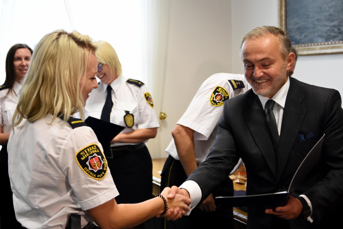 Awanse i nagrody dla strażników miejskich wręczał prezydent Gdyni, Wojciech Szczurek, fot. Kamil Złoch