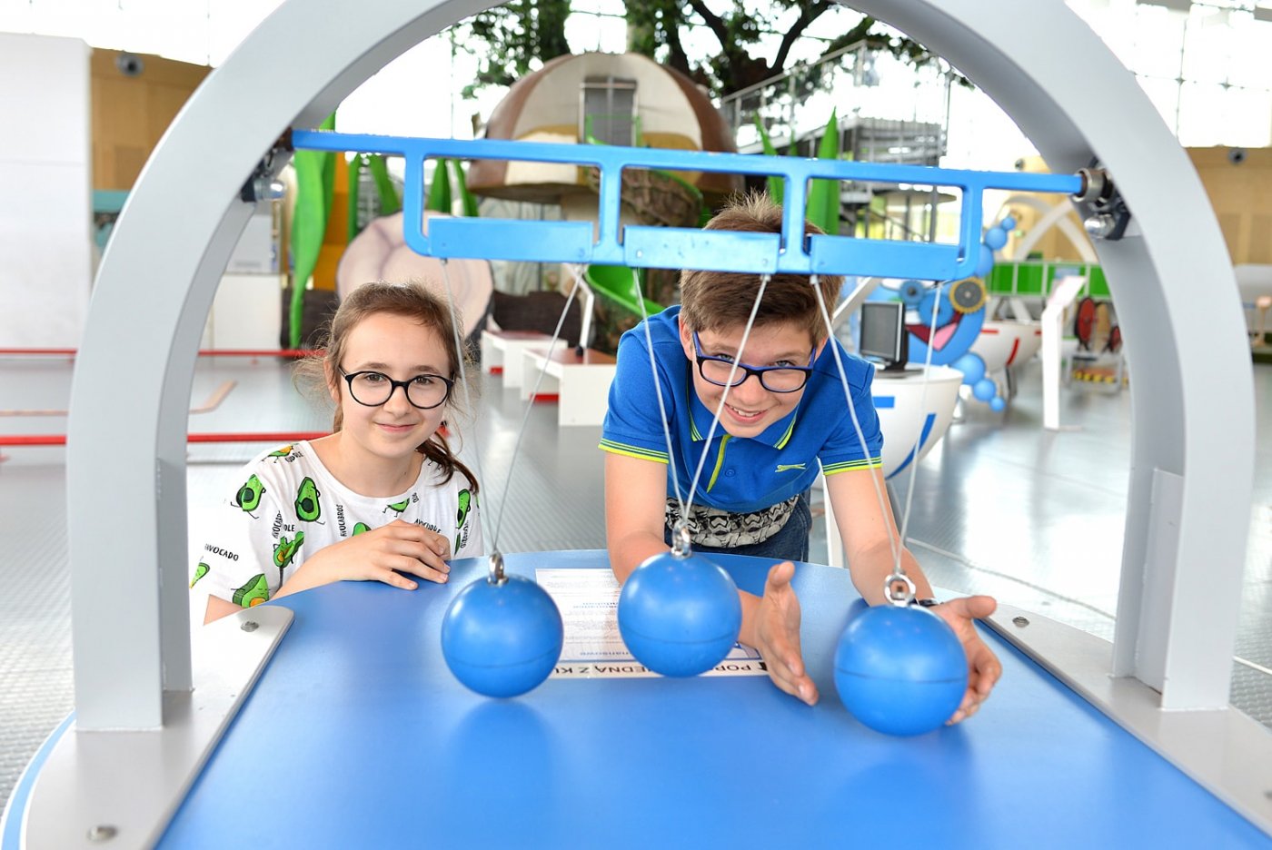 Dwoje dzieci: dziewczynka i chłopiec w czasie zabawy kulami w Centrum Nauki EXPERYMENT w Gdyni. Mat. prasowe.