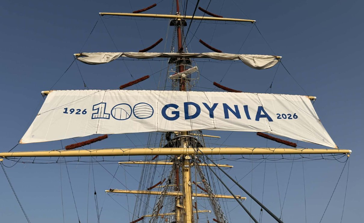 Żagiel stulecia Gdyni na maszcie „Daru Młodzieży” (fot. M. Sadowski)