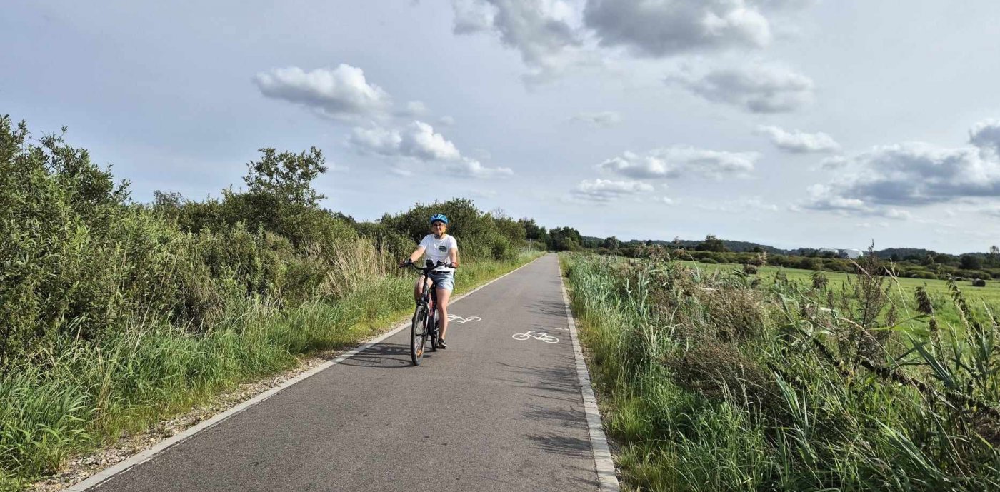 Mieszkanka Gdyni na rowerze elektryczny zakupionym z dotacji miejskiej (mat. gdynia mobilna)
