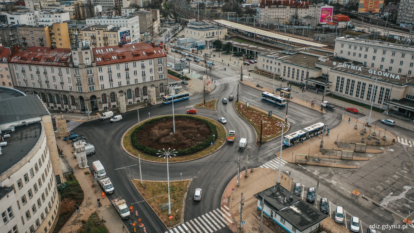 widok z góry na plac Konstytucji z nową nawierzchnią, widoczne budynki, dworzec z napisem Gdynia Główna, ruch uliczny