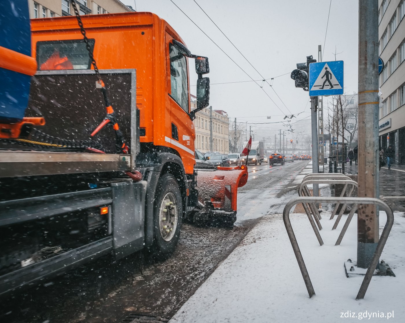 pojazd odśnieża jezdnię, ruch uliczny