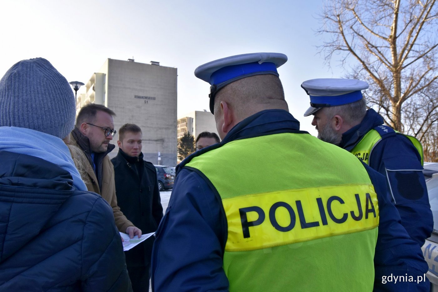 Wizja lokalna z udziałem wiceprezydenta Marka Łucyka oraz urzędników gdyńskiego Zarządu Dróg i Zieleni i przedstawicielami policji // fot. Magdalena Czernek