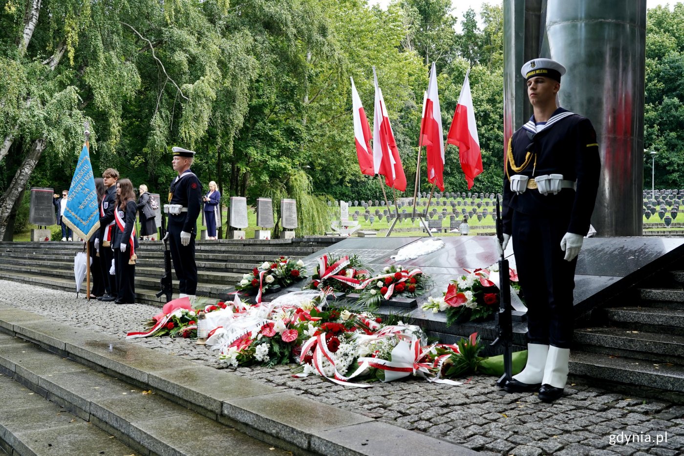 Posterunek honorowy i poczet sztandarowy pod Pomnikiem Obrońców Wybrzeża na Cmentarzu Wojennym w Redłowie podczas uroczystości  z okazji 87. rocznicy wybuchu II wojny światowej (fot. Magdalena Czernek)