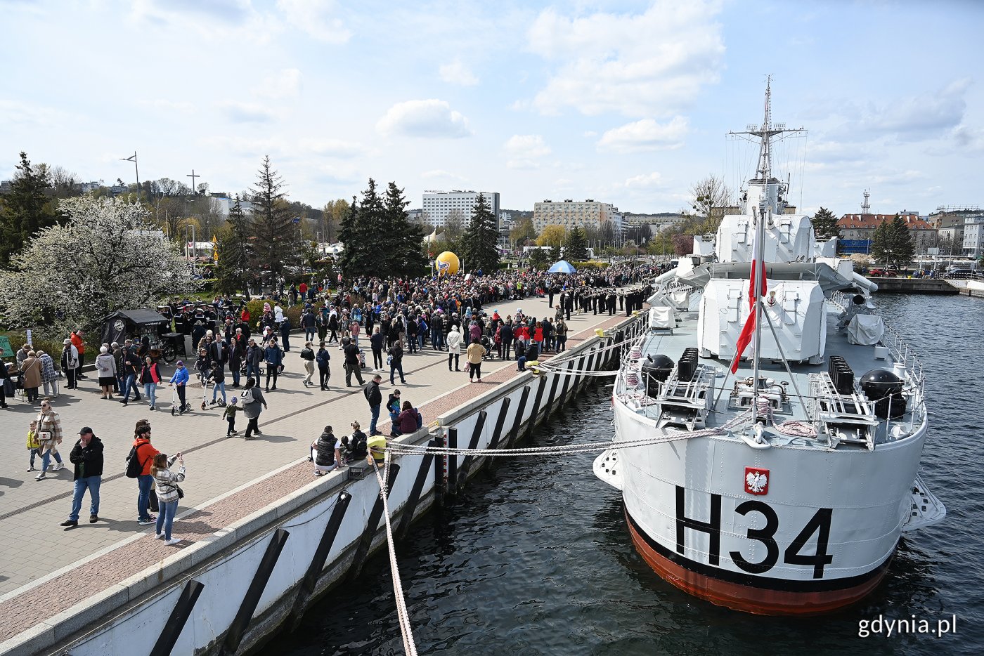 Pierwszy tłum osób zainteresowanych okrętem ORP „Błyskawica” pojawił się podczas majowego długiego weekendu - to tzw. Błyskawiczna majówka, którą organizuje Muzeum Marynarki Wojennej, fot. Michał Puszczewicz