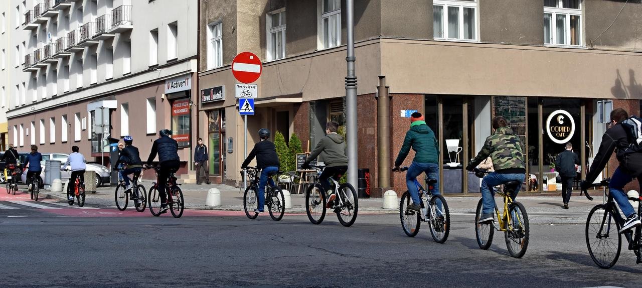 Kampania „Rowerowy Maj” rozpoczyna się w Gdyni od lekcji bezpiecznej jazdy po miejskiej przestrzeni, fot. Kamil Złoch