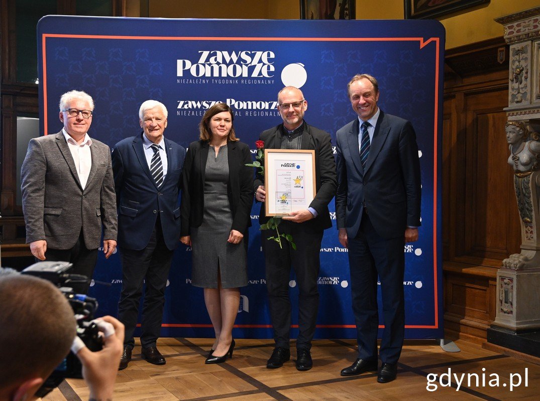 Na zdj. (od prawej) m.in.: Mieczysław Struk, marszałek woj. pomorskiego, wiceprezydent Gdyni Michał Guć, Jan Kozłowski, w latach 2002-2010 marszałek województwa pomorskiego oraz Mariusz Szmidka, redaktor naczelny „Zawsze Pomorze” / fot. Magdalena Śliżewska