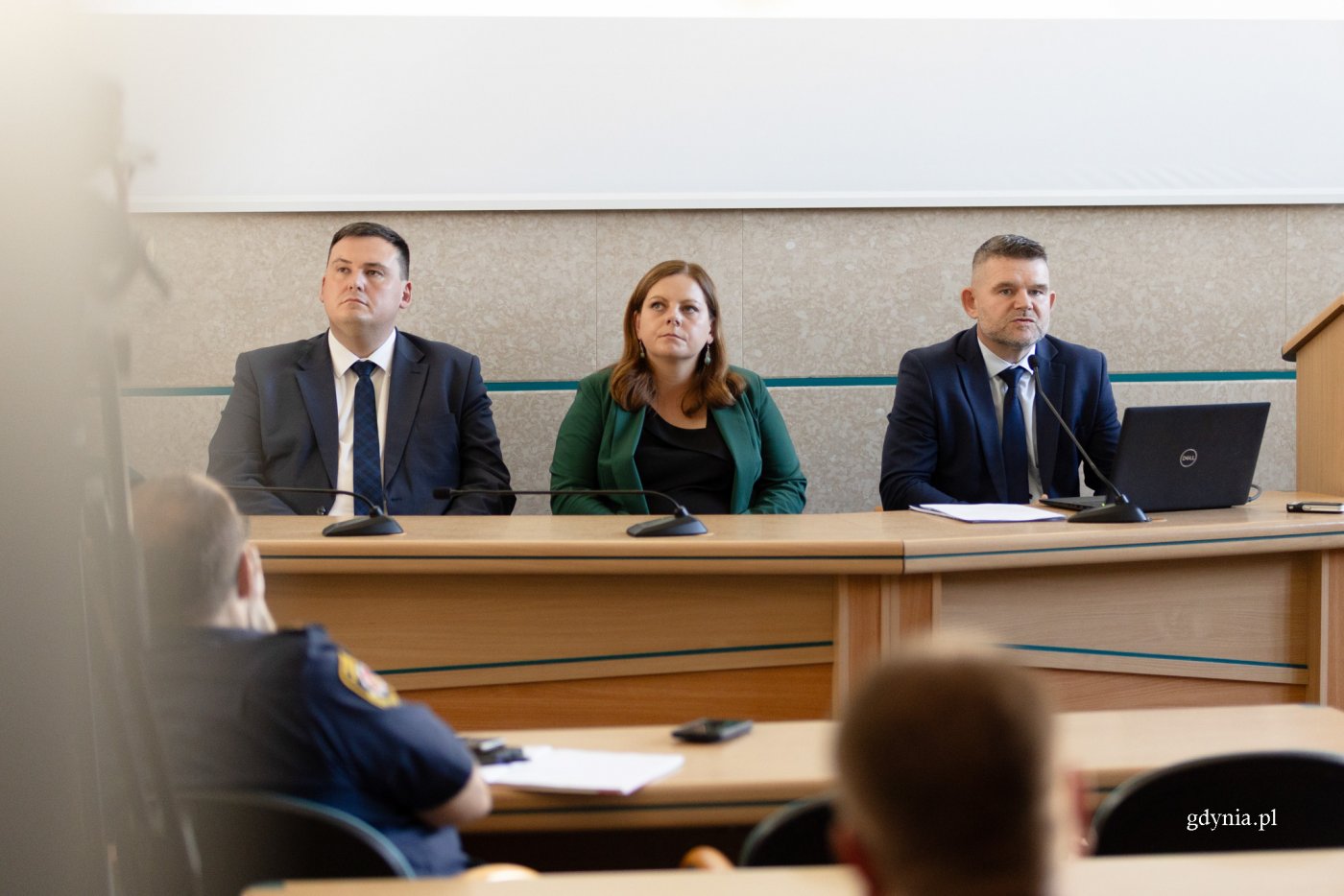 Za nami inauguracyjne spotkanie zespołu zadaniowego ds. opracowania wkładu Miasta Gdyni do planu ewakuacji ludności województwa pomorskiego. Na zdjęciu od lewej sekretarz miasta Łukasz Kobus, prezydent Aleksandra Kosiorek i naczelnik Wydziału Zarządzania Kryzysowego i Ochrony Ludności Robert Ronduda (fot. Natalia Kawalerowicz)
