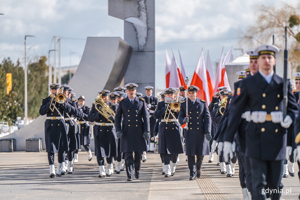 Uroczystości z okazji 24. rocznicy przystąpienia Polski do NATO - szczególnie ważnego wydarzenia w obliczu wojny w Ukrainie - w Gdyni odbyły się przy Pomniku Polski Morskiej w niedzielę, fot. M. Dietrich