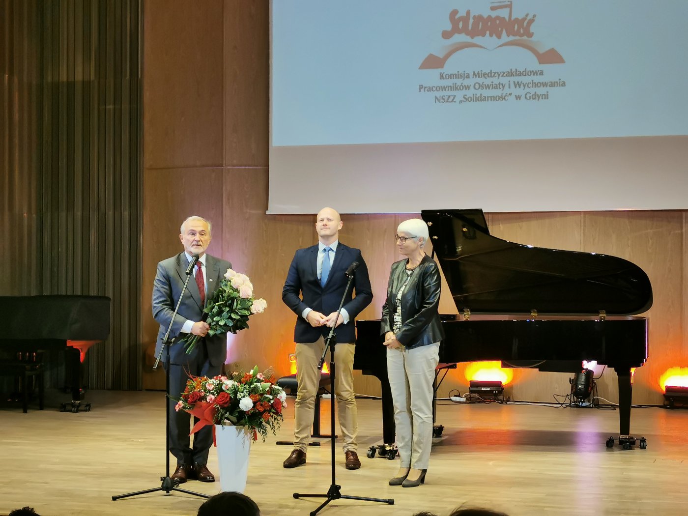 Podczas 42. rocznicy podpisania Porozumień Sierpniowych w sali koncertowej Szkoły Muzycznej I i II st. im Z. Noskowskiego życzenia i gratulacje składali Wojciech Szczurek, prezydent Gdyni, Joanna Zielińska przewodnicząca Rady Miasta oraz Bartosz Bartoszewicz, wiceprezydent Gdyni ds. jakości życia // fot. Zuzanna Kasprzyk