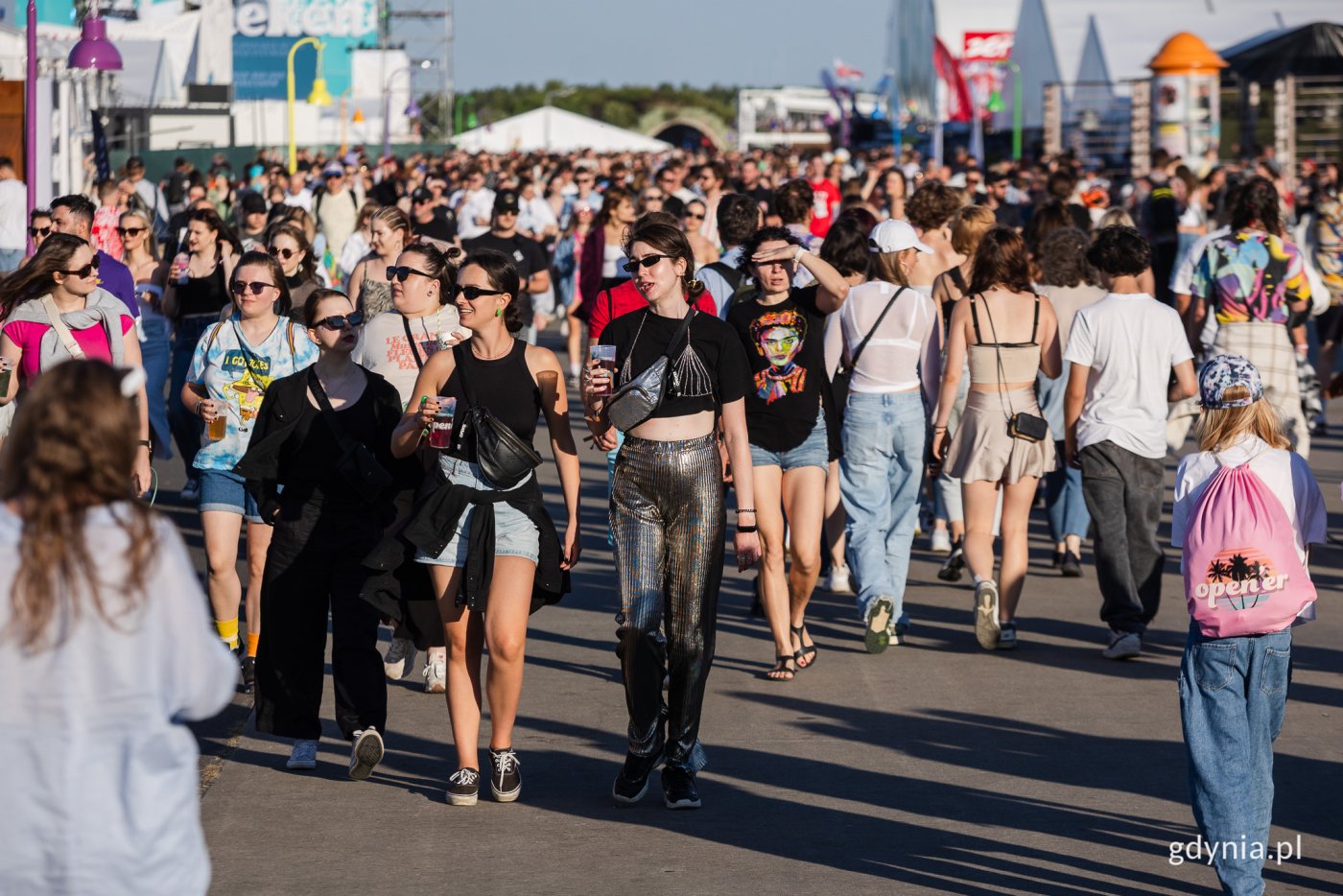 Uczestnicy Open'er Festivalu spacerujący po miasteczku festiwalowym // fot. Karol Stańczak