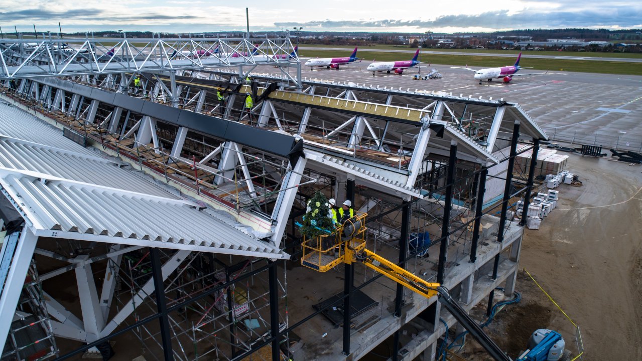Zawieszono symboliczną wiechę na budowie nowej części terminala pasażerskiego, fot. mat. prasowe / DORACO