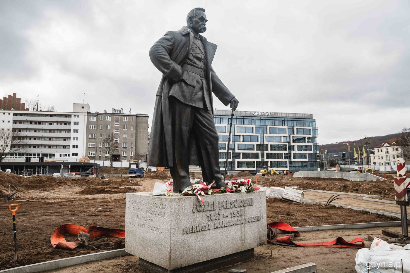 Pomnik marszałka Józefa Piłsudskiego wrócił na swoje miejsce przy budynku Urzędu Miasta Gdyni i skwerze Plymouth // fot. Kamil Złoch