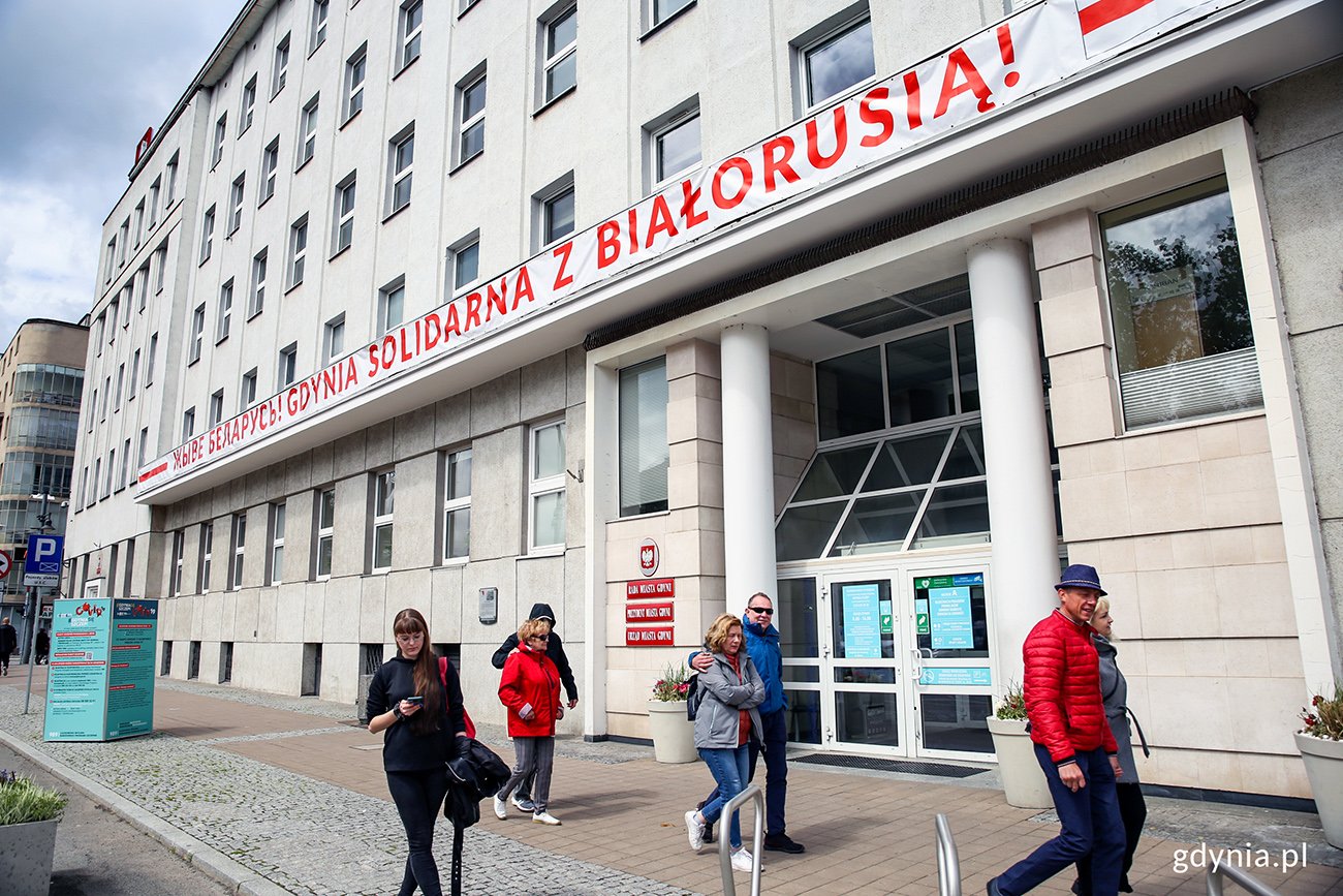 Baner z napisem „Жыве Беларусь! Gdynia Solidarna z Białorusią!” na budynku Urzędu Miasta Gdyni. Fot. Przemysław Kozłowski