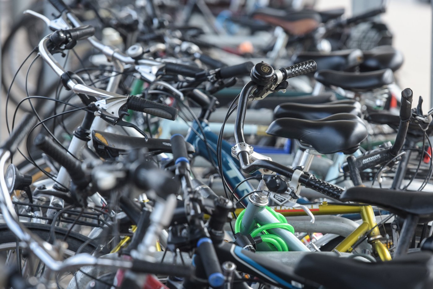 Badanie rowerowego klimatu w Gdyni potrwa jeszcze dwa dni. Na zdjęciu różnego rodzaju rowery stojące obok siebie // fot. materiały prasowe