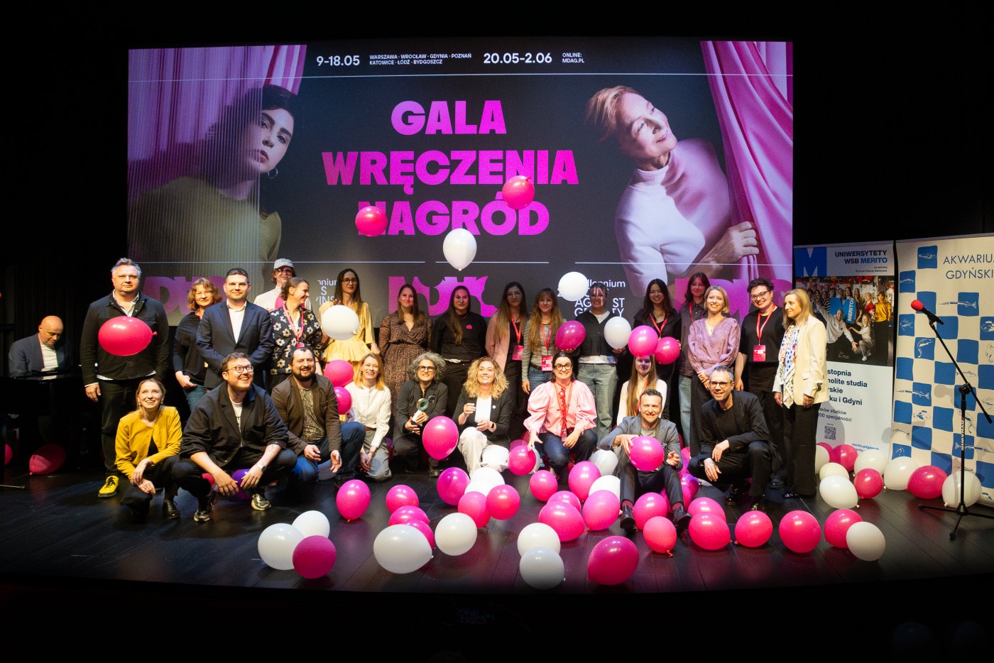 Na zdjęciu wiceprezydent Maciej Zielonka (trzeci od lewej w drugim rzędzie), Farahnaz Sharifi (w pierwszym rzędzie ze statutetką), organizatorzy festiwalu, składy sędziowskie oraz dyrektor Jerzy Rados (pierwszy od lewej w drugim rzędzie) i ekipa GCF; przy fortepianie Maciej Łyszkiewicz (fot. Anna Rezulak)