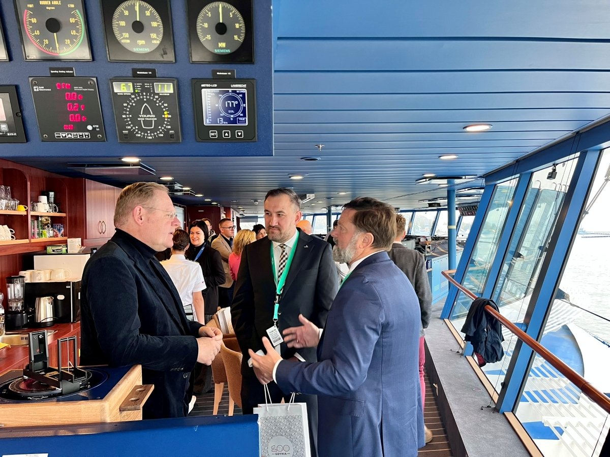 Spotkanie w Porcie Gdynia. Na zdjęciu widoczni od prawej:: Dirk Inger, Senior Vice President Public Affairs, Commnication & Sustainability w AIDA Cruises, Tomasz Augustyniak, wiceprezydent Gdyni oraz Piotr Gorzeński, prezes Portu Gdynia. (fot. Urząd Miasta Gdyni)