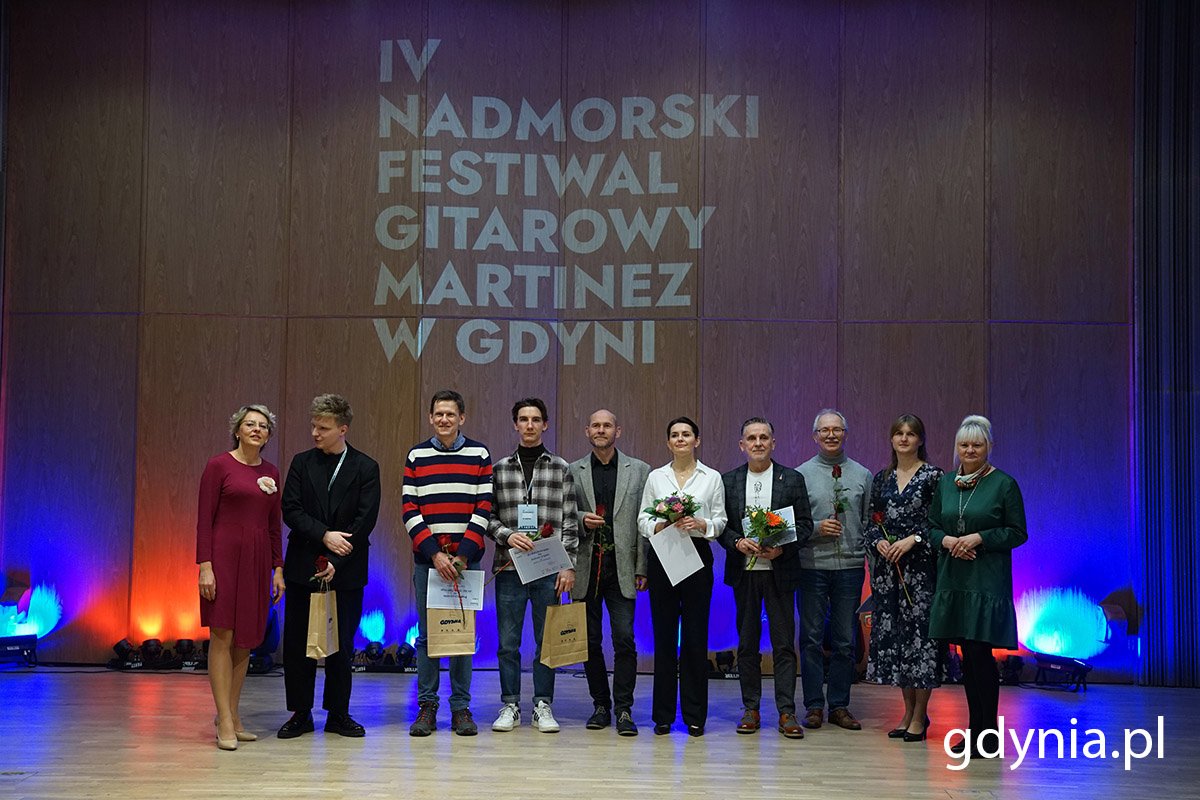 Na zdjęciu m.in. tegoroczni laureaci oraz Iwona Tanewska, naczelnik edukacji (fot. Mirosław Pieślak)