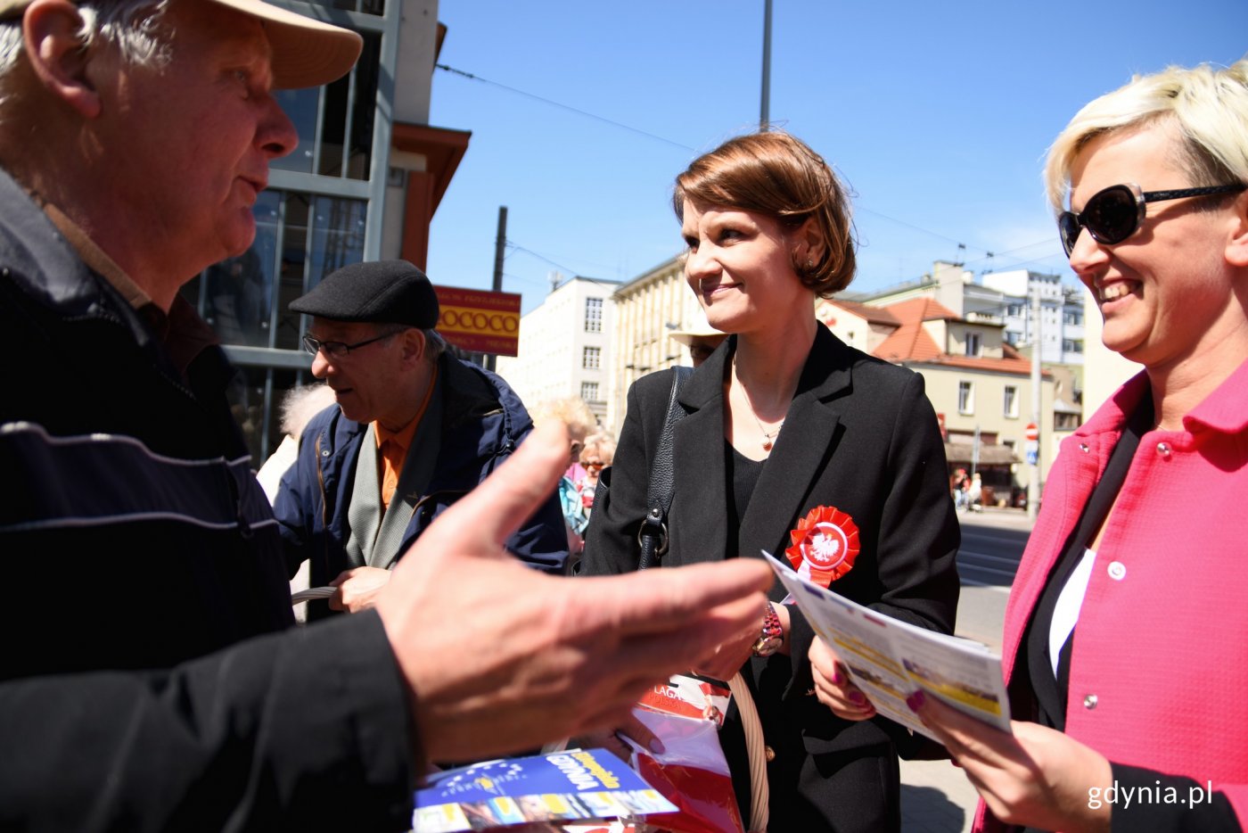 Przed gdyńskim InfoBoxem biało-czerwone flagi rozdawała Katarzyna Gruszecka-Spychała, wiceprezydent Gdyni / fot. Paweł Kukla