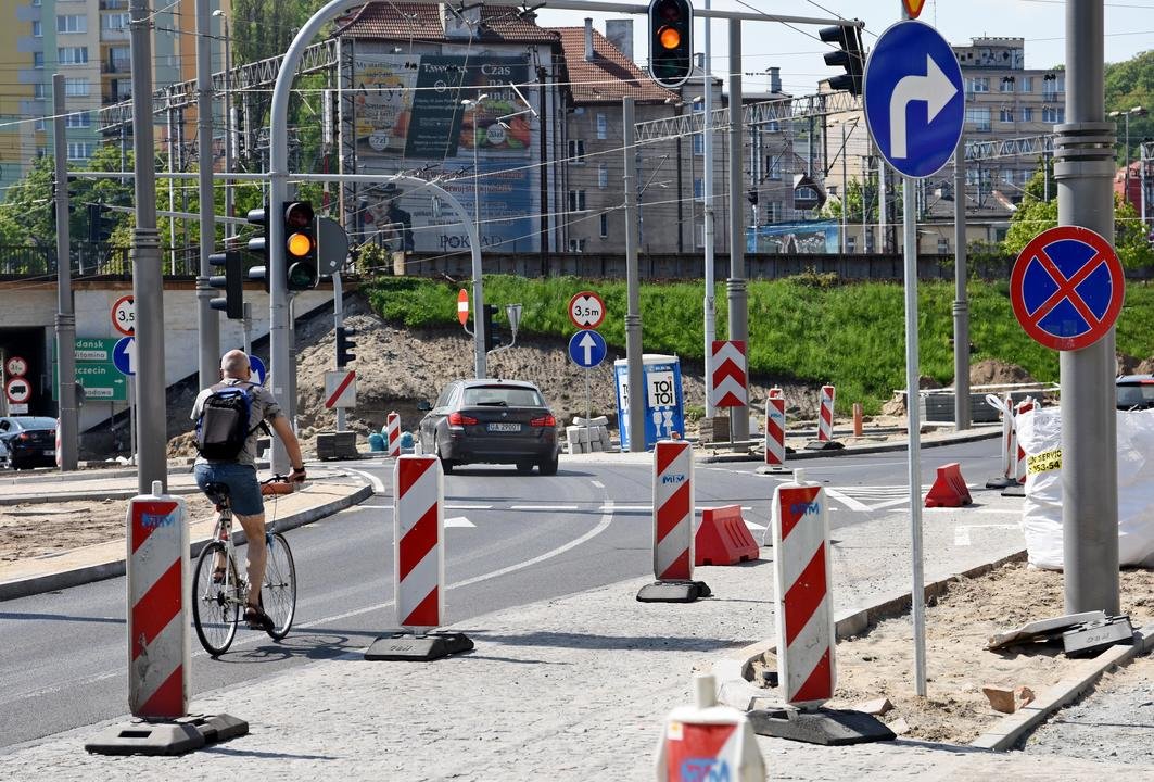 Od niedzieli kierowcy będą mogli korzystać z przebudowanego układu drogowego przy skrzyżowaniu, fot. Kamil Złoch