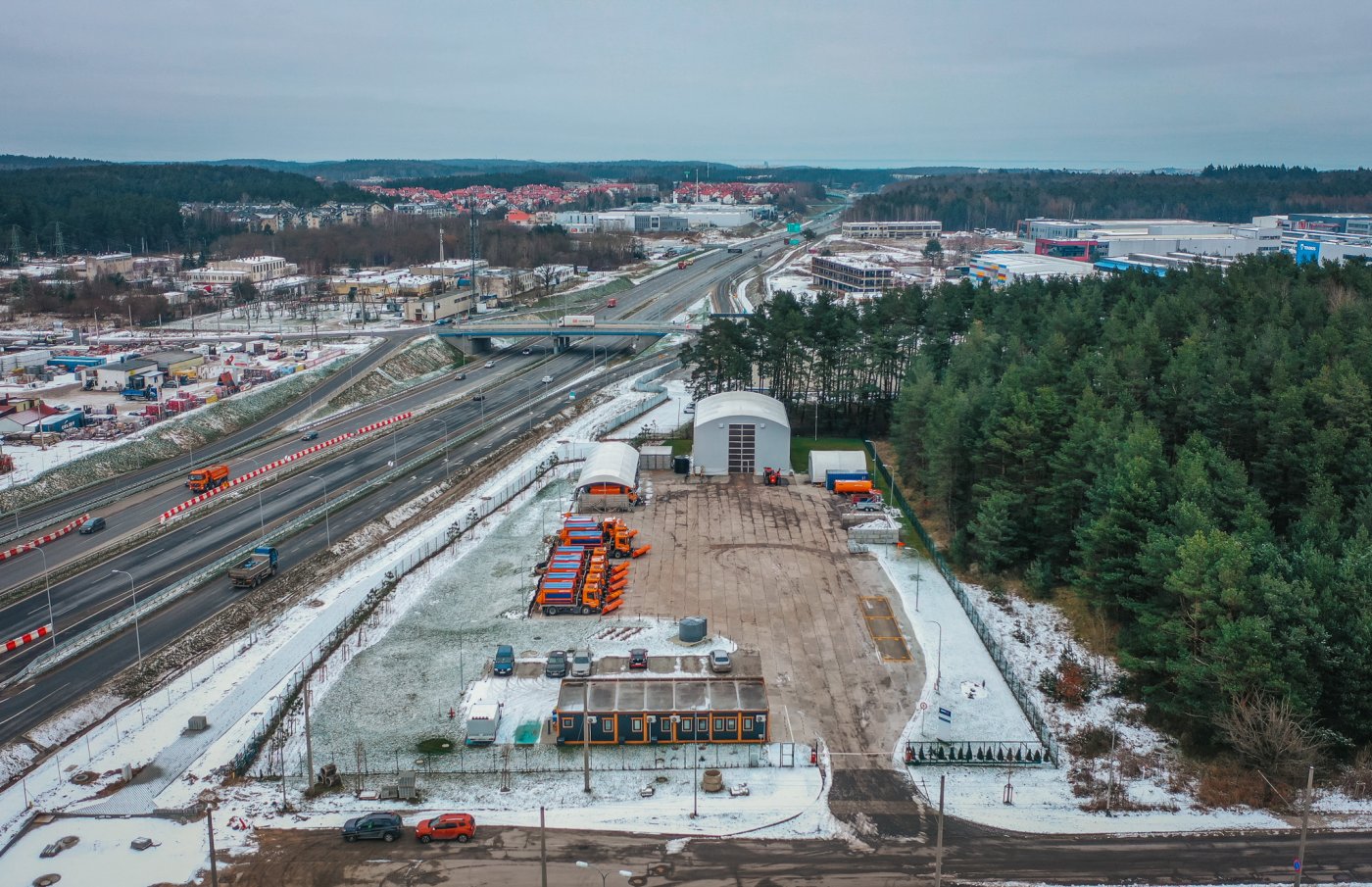 widok na bazę Letniego i Zimowego Utrzymania Dróg, widoczne pojazdy do zimowego utrzymania, odśnieżone ulice