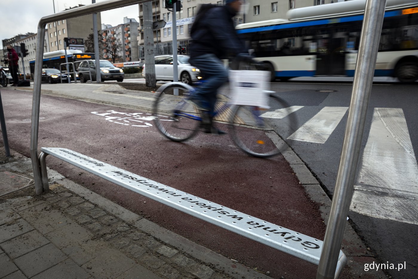 Nowy odcinek drogi rowerowej wzdłuż ul. Władysława IV. Na pierwszym planie podpórka rowerowa, w tle rowerzysta i autobus// fot. gdynia.pl