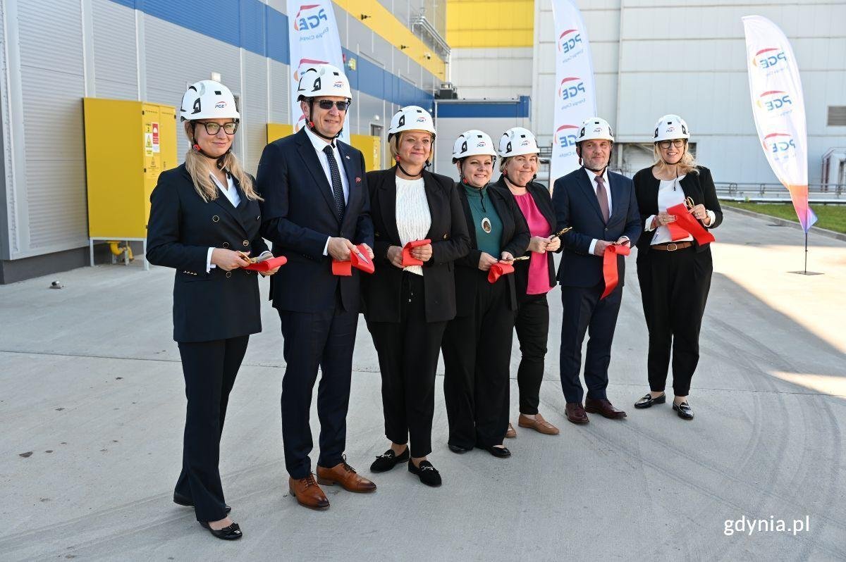 Na zdjęciu od lewej: wiceprezesi PGE Energia Ciepła Katarzyna Suwała i Mariusz Michałek, wicewojewoda pomorska Anna Olkowska-Jacyno, prezydent Gdyni Aleksandra Kosiorek, dyrektor oddziału Wybrzeże PGE Energia Ciepła Ewa Barszcz, wiceprezes SBB Energy Artur Brzdękiewicz oraz wójt gminy Kosakowo Eunika Niemc (fot. Waldemar Ulanowski)  