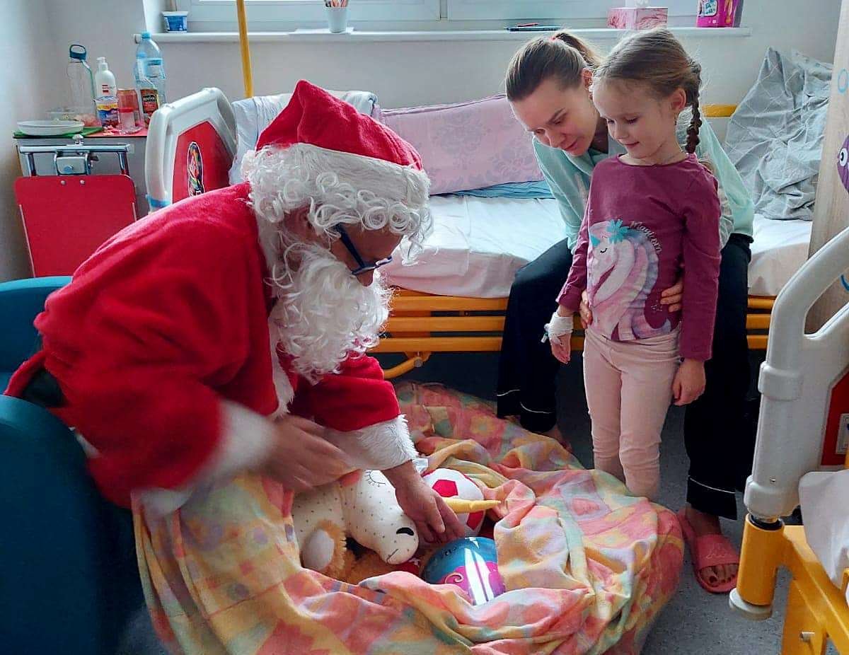 Oddział Pediatrii w Szpitalu św. Wincentego a Paulo odwiedził Mikołaj z Fundacji Przemek Dzieciom - aktor Tadeusz Chudecki. Źródło: Szpitale Pomorskie