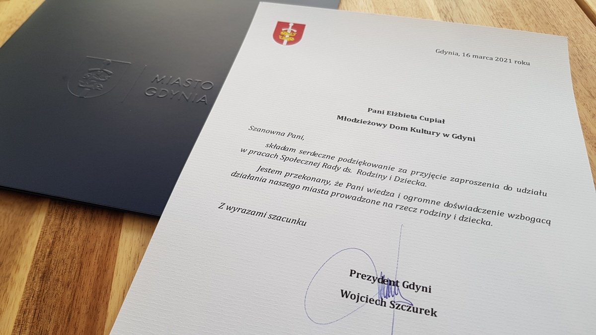 Zbliżenie na dokument podpisany przez prezydenta Wojciecha Szczurka, w którym dziękuje za przyjęcie zaproszenia do udziału w pracach Społecznej Rady ds. Rodziny i Dziecka oraz wyraża przekonanie, że wiedza i doświadczenie członka wzbogacą działania miasta, prowadzone na rzecz rodziny i dziecka.